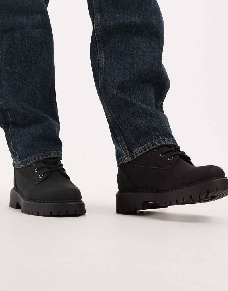 SEQWL - Mexton - Schnürstiefel aus Wildlederimitat in Schwarz mit klobiger Sohle von SEQWL