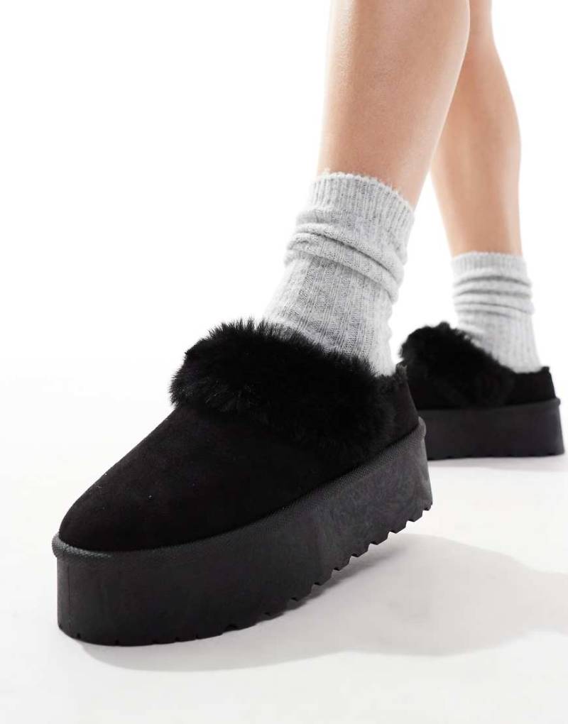 SEQWL - Mules in Schwarz aus Kunstpelz mit flacher Plateausohle von SEQWL