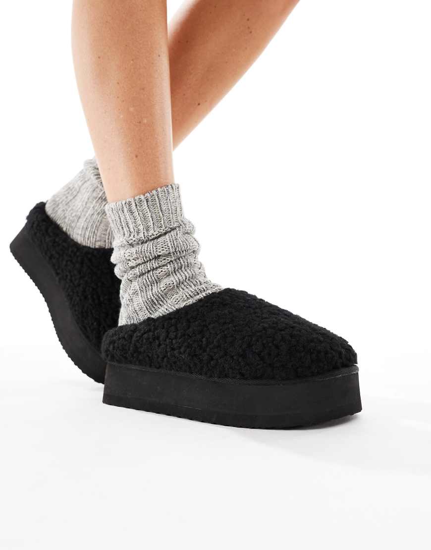 SEQWL - Mules in Schwarz mit Teddyfell und Plateausohle von SEQWL