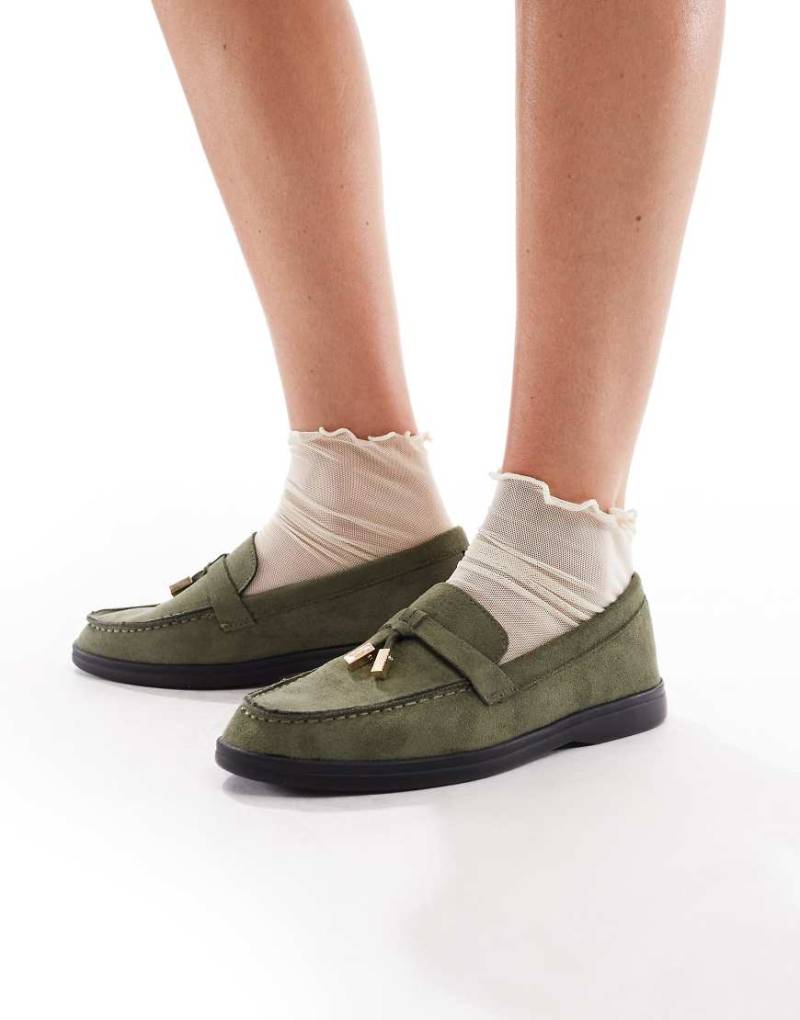 SEQWL - Panther - Loafer aus Wildlederimitat in Olivgrün mit Bommel-Detail von SEQWL