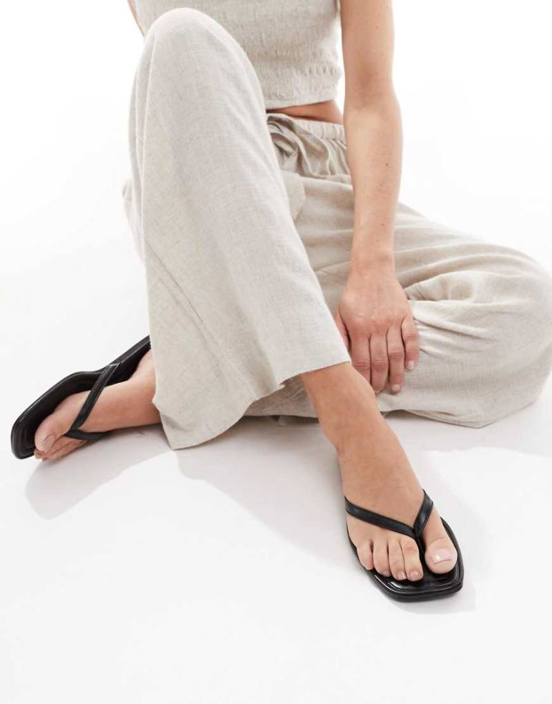 SEQWL - Rooney - Sandalen in Schwarz mit Zehensteg von SEQWL