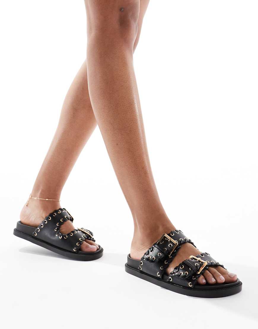 SEQWL - Sandalen in Schwarz mit nietenbesetztem Schnallen-Riemen von SEQWL