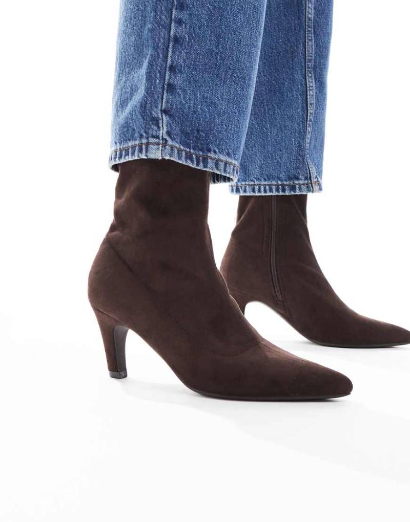SEQWL - Starburst - Sock Boots aus Wildlederimitat in Schokobraun mit Kitten-Absatz-Brown von SEQWL