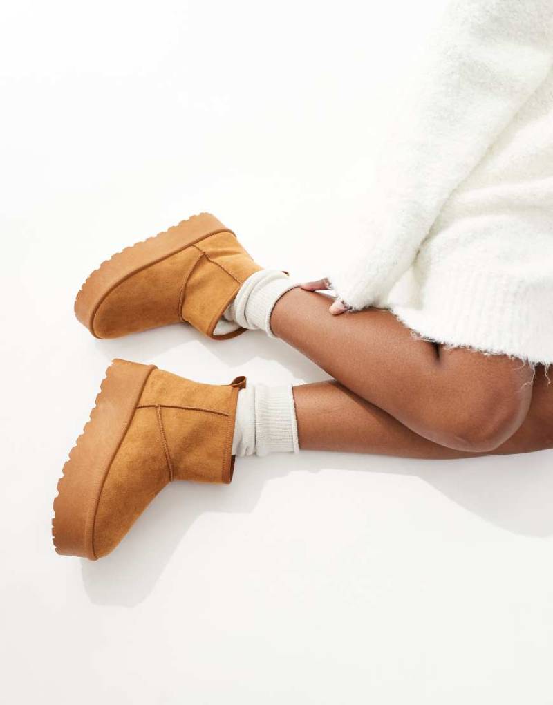 SEQWL - Stiefel in Kamelbeige mit flacher Plateausohle-Brown von SEQWL