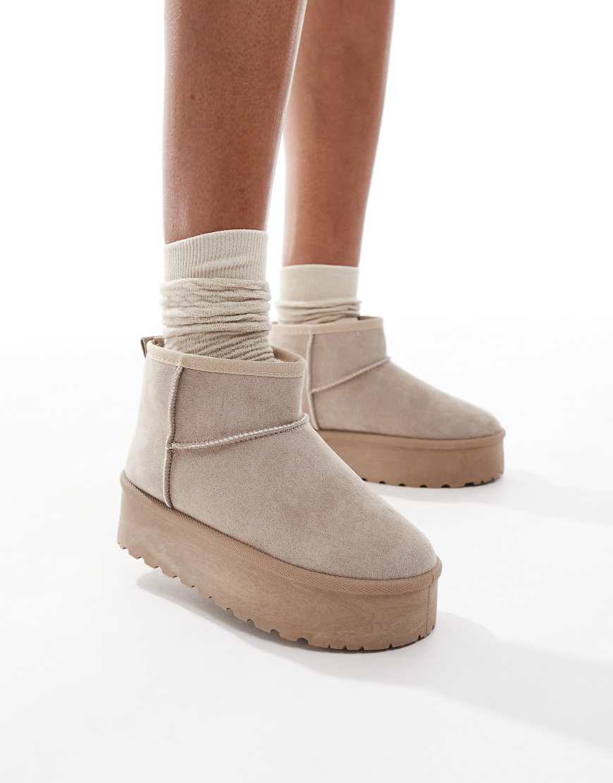 SEQWL - Stiefel in Pilzbraun mit flacher Plateausohle und kurzem Schaft-Neutral SEQWL - Stiefel in Pilzbraun mit flacher Plateausohle und kurzem Schaft-Neutral von SEQWL