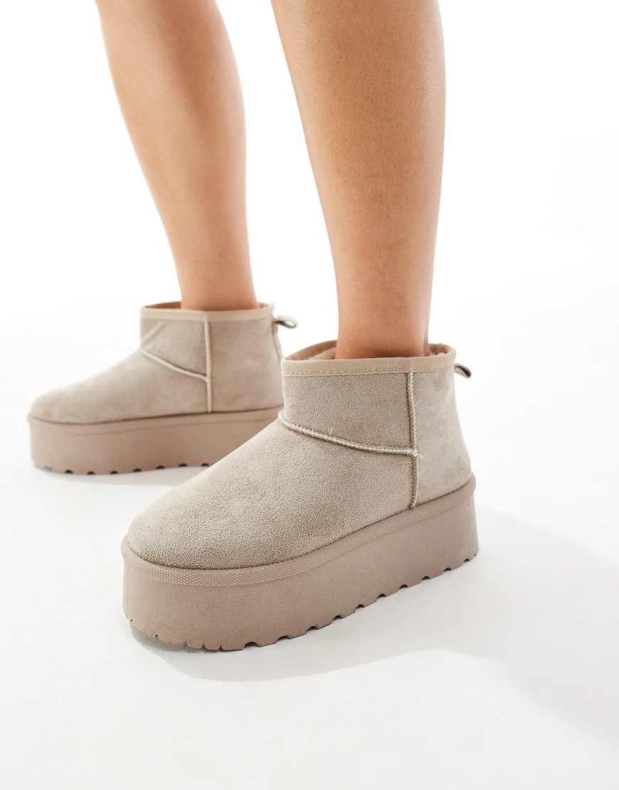 SEQWL - Stiefel in Pilzbraun mit flacher Plateausohle und kurzem Schaft-Neutral von SEQWL