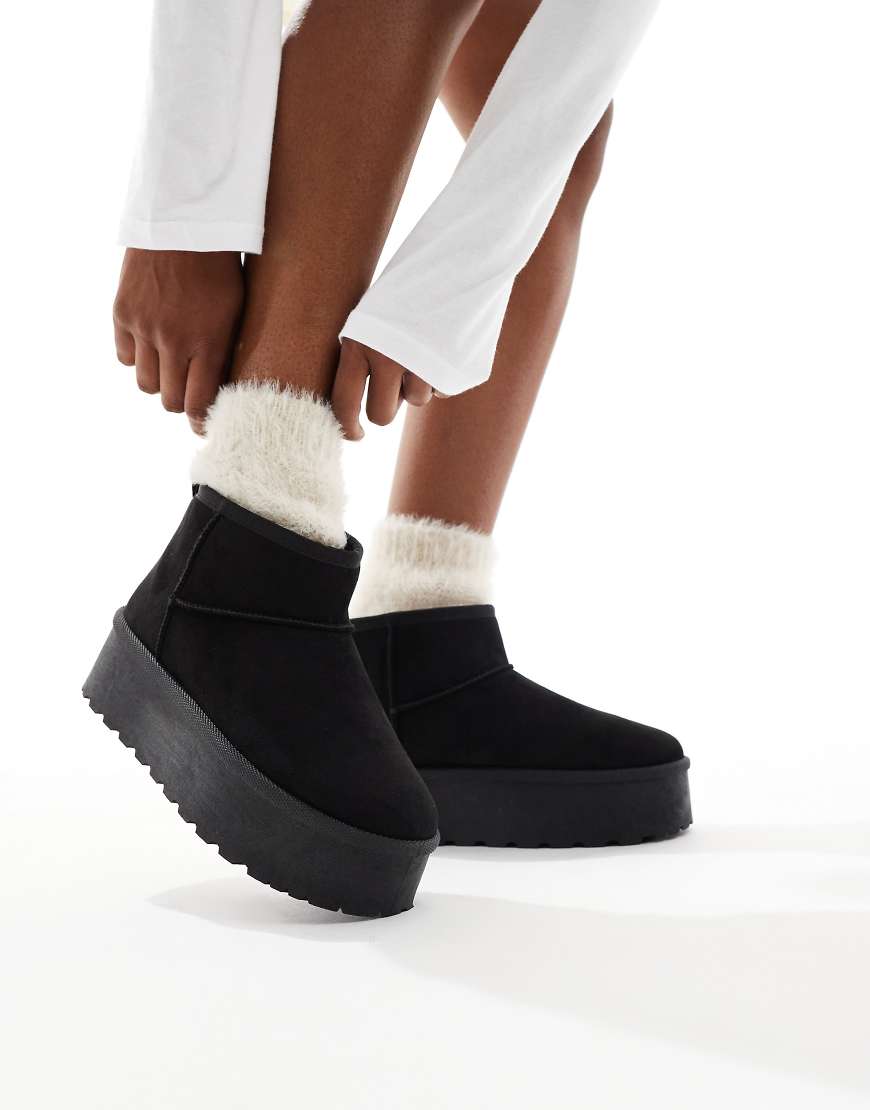 SEQWL - Stiefel in Schwarz mit flacher Plateausohle und kurzem Schaft von SEQWL