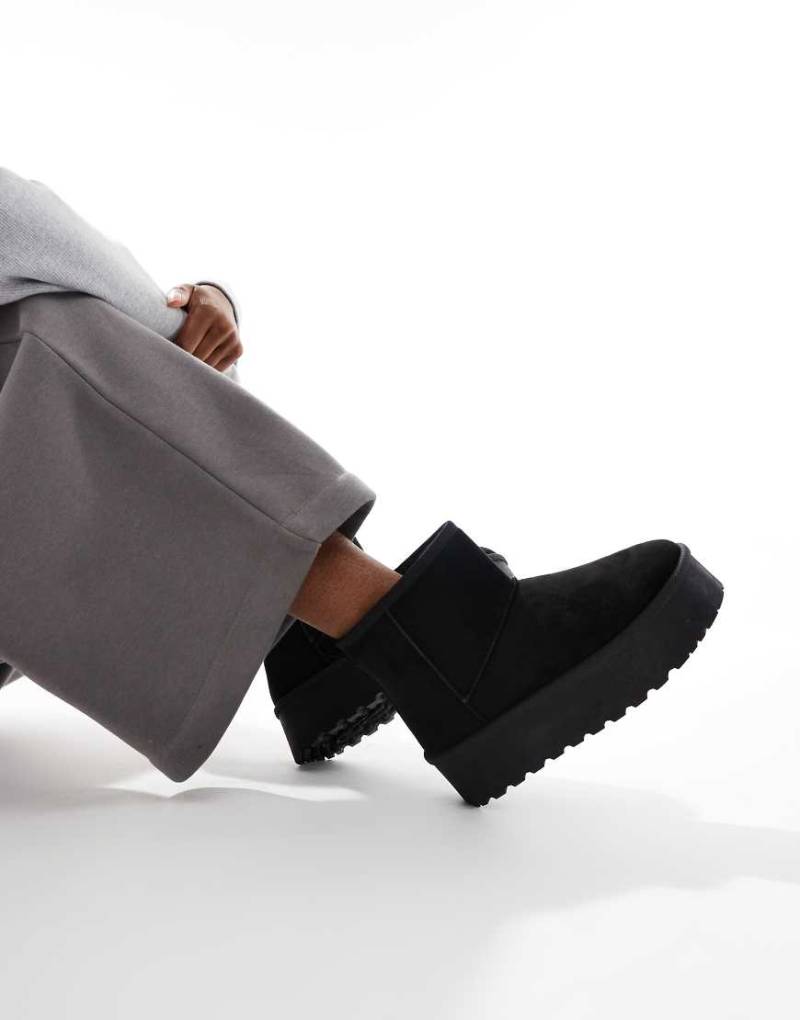 SEQWL - Stiefel in Schwarz mit flacher Plateausohle von SEQWL