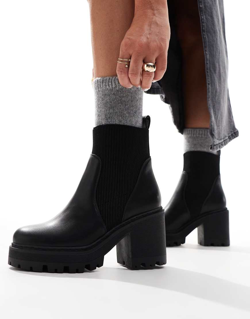 SEQWL - Stiefeletten aus PU in Schwarz mit dicker Sohle von SEQWL