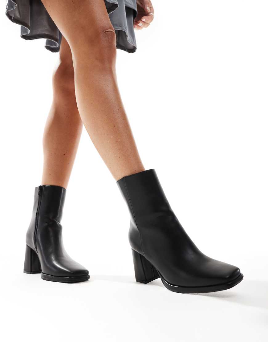 SEQWL - Stiefeletten in Schwarz mit Blockabsatz und eckiger Zehenpartie von SEQWL