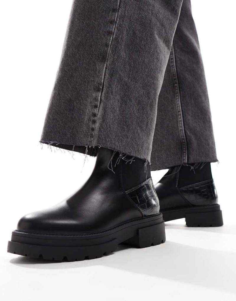 SEQWL - Stiefeletten in Schwarz mit Detail in Kroko-Optik von SEQWL