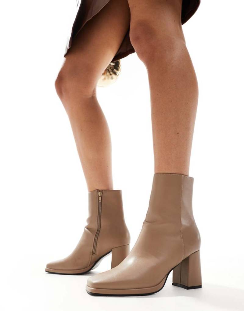SEQWL - Stiefeletten in Taupe mit eckiger Zehenpartie und Blockabsatz-Neutral von SEQWL