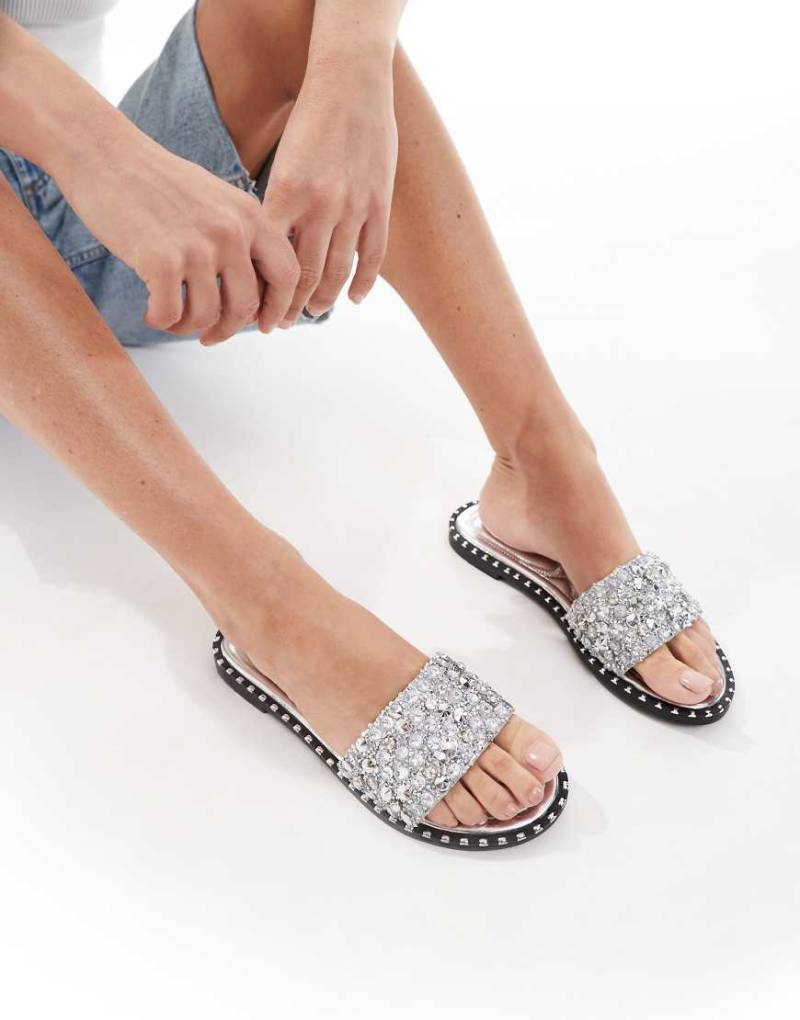 SEQWL - Tarrogan - Flache Sandalen in Silber mit verziertem Riemen von SEQWL