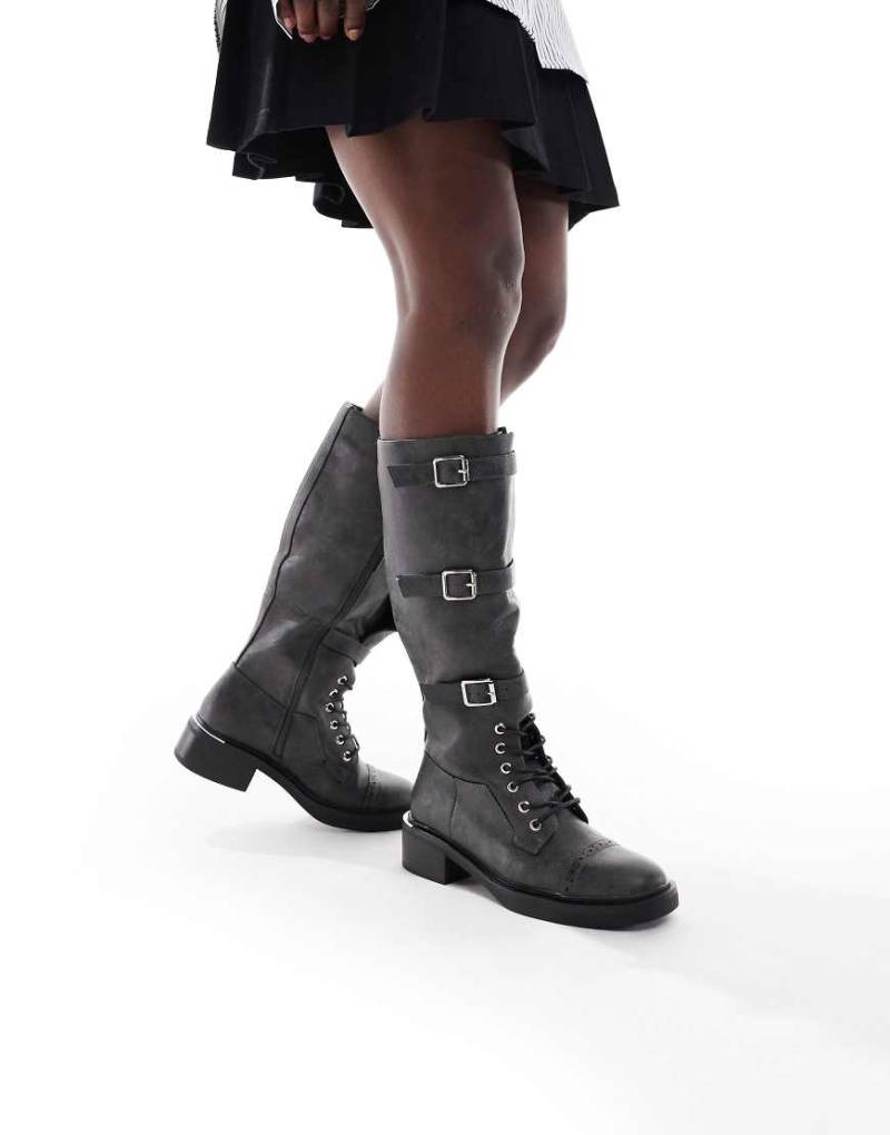 SEQWL - Twix - Kniehohe Stiefel in Anthrazit mit Schnallen und Schnürung-Grau von SEQWL