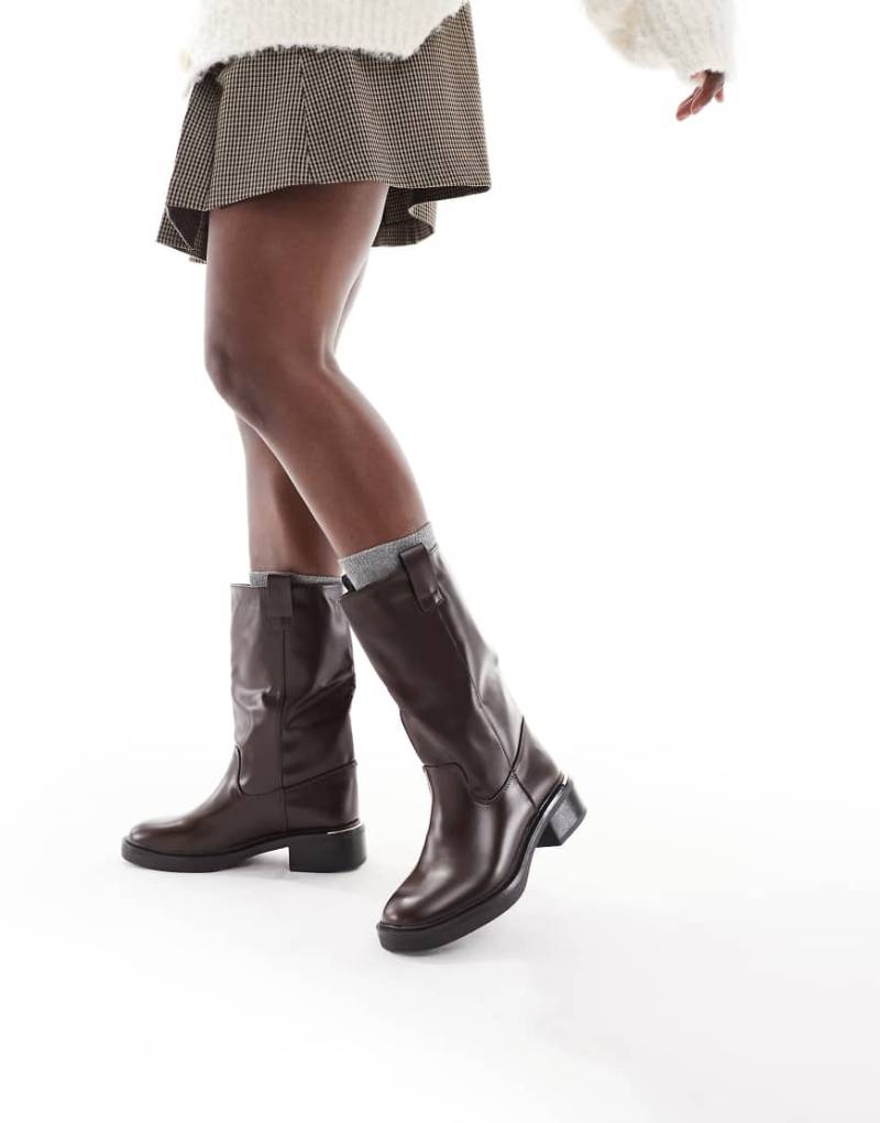 SEQWL - Twix - Schlupfstiefel in Braun mit kurzem Schaft-Brown von SEQWL