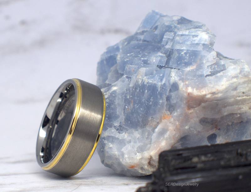 8mm Gold Gebürstet Zentrum Silber Wolframring Hochzeitsband Ehering von SERJewelryDesign