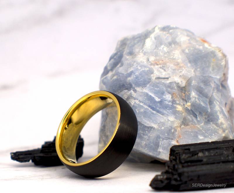 8mm Schwarz Gebürstet Gold Innen Wolframring Wolfram Ring Ehering Jahrestagsring Goldring von SERJewelryDesign