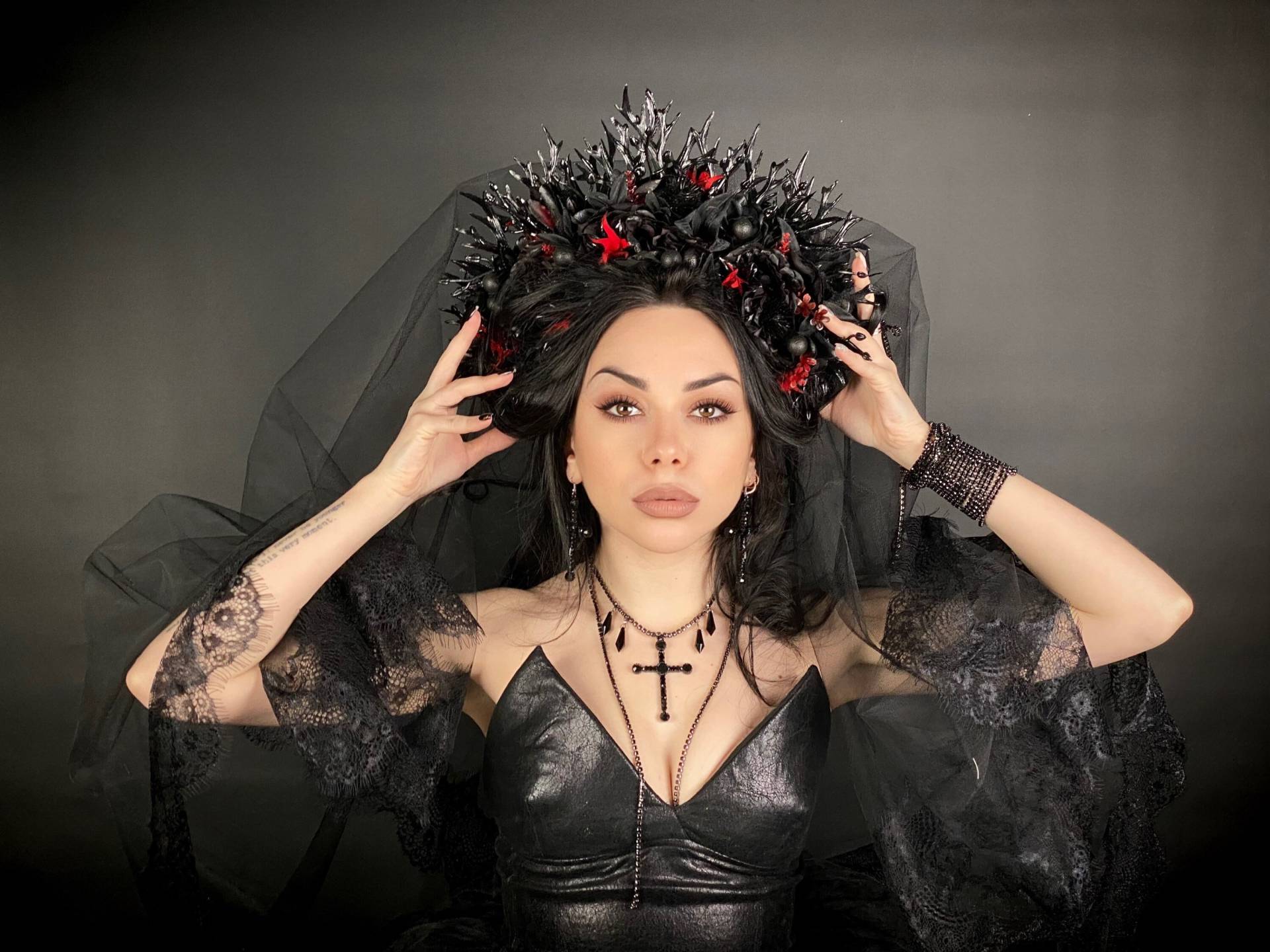 Hochzeit Gothic Blumenkrone, Dark Fairy Kopfschmuck, Rot & Schwarz von SETAdesignStudio