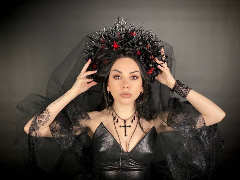 Hochzeit Gothic Blumenkrone, Dark Fairy Kopfschmuck, Rot & Schwarz von SETAdesignStudio