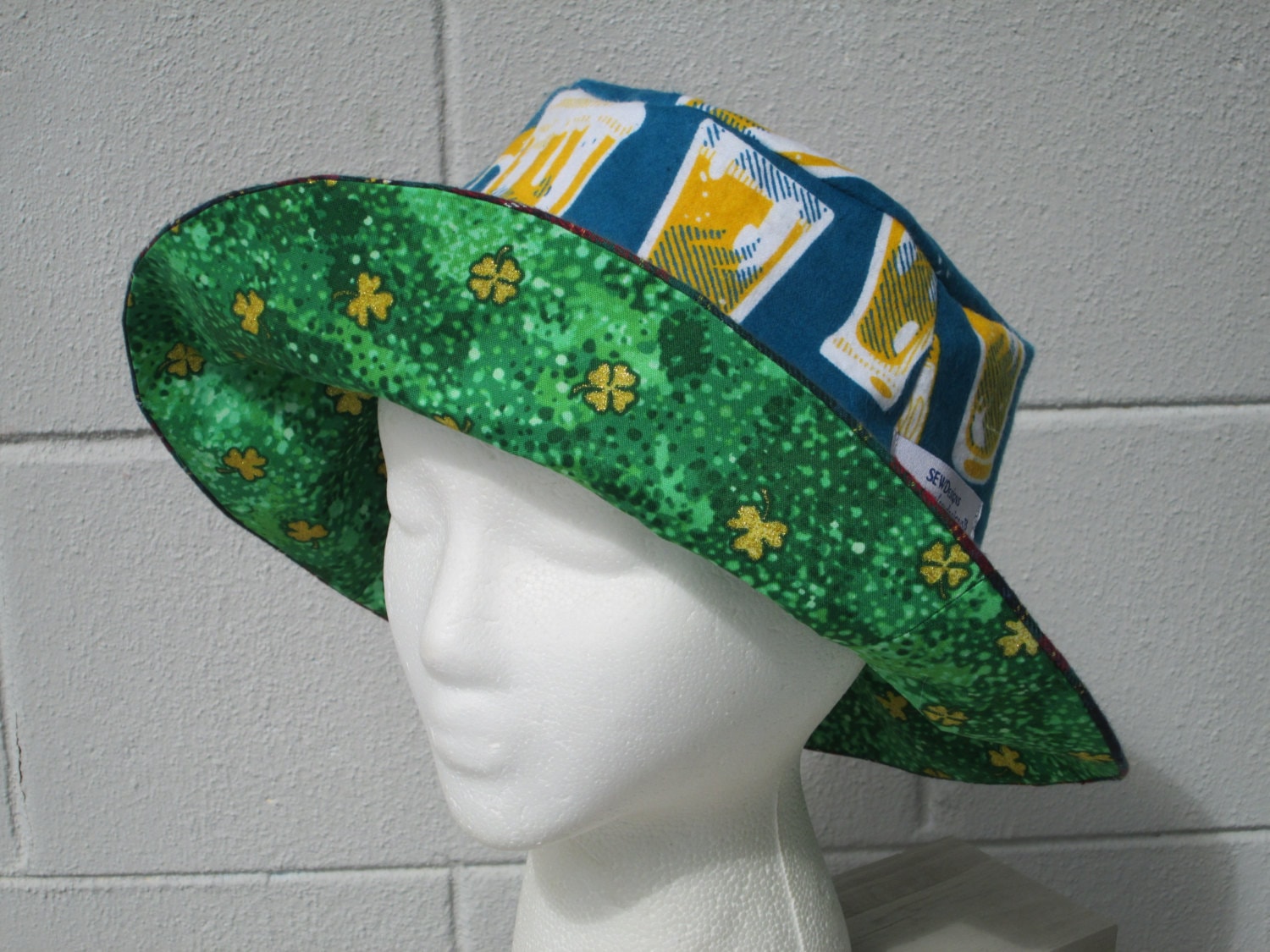 Bucket Hat 23 "Großer St Patrick's Day Hut Mit Bier, Goldenen Kleeblättern Und Kariert." Bucket Hat 23 "Großer St Patrick's Day Hut Mit Bier, Goldenen Kleeblättern Und Kariert." von SEWDesigns13