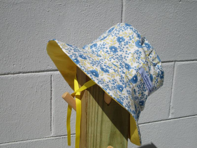 Eimer Hut 20" Jugend /xsmall Reversible Blau Und Gelb Blüten Mit Gelben String-Krawatte von SEWDesigns13