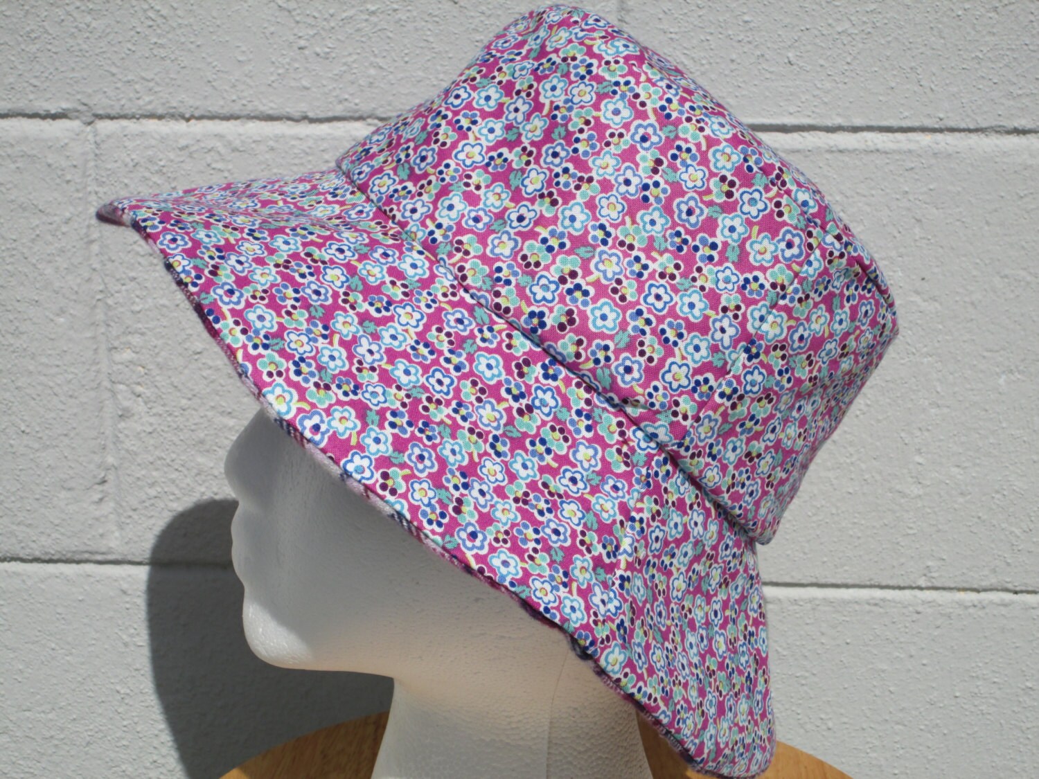Eimer Hut 21" Kleine Lila Karierten Flanell Mit Blumen Reversible Eimer Hut 21" Kleine Lila Karierten Flanell Mit Blumen Reversible von SEWDesigns13