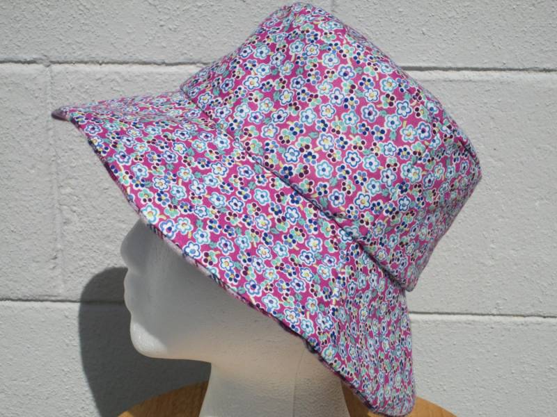 Eimer Hut 21" Kleine Lila Karierten Flanell Mit Blumen Reversible Eimer Hut 21" Kleine Lila Karierten Flanell Mit Blumen Reversible von SEWDesigns13