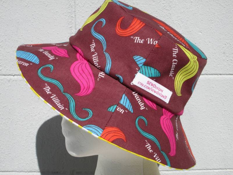 Eimer Hut 22" Medium Reversible Schnurrbärte Mit Gelben Bettwäschestoff Eimer Hut 22" Medium Reversible Schnurrbärte Mit Gelben Bettwäschestoff von SEWDesigns13