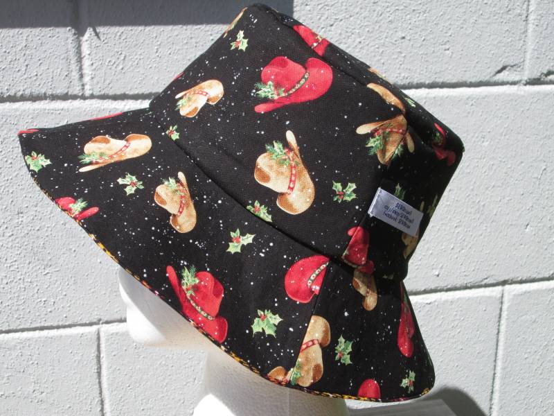 Eimer Hut 22" Mittlere Cowboy-Hüte, Holly Und Plaid, Texas Weihnachten von SEWDesigns13