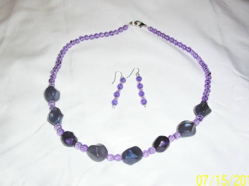 Lila Perlen 50, 5 cm Halskette Und Passende Ohrringe Set von SEWandREAP