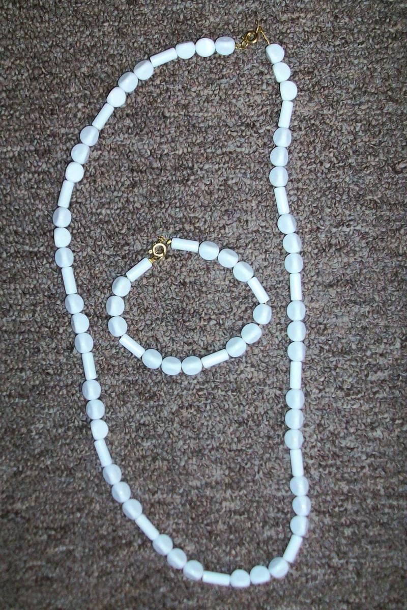 Weiße Perlenperlen Kunststoff 25 Zoll Halskette Und Passendes 8 Armband Set Weiße Perlenperlen Kunststoff 25 Zoll Halskette Und Passendes 8 Armband Set von SEWandREAP