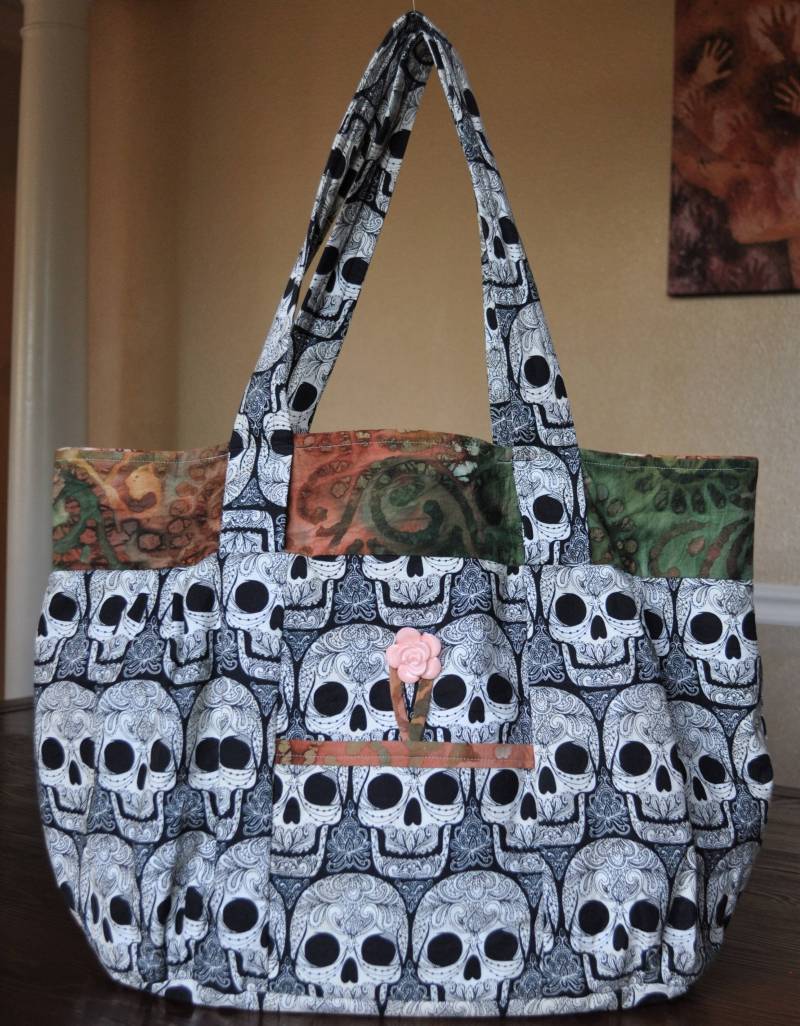 Paisley Lace Sugar Skull Batik Tasche - Ooak von SEWciopathCreations