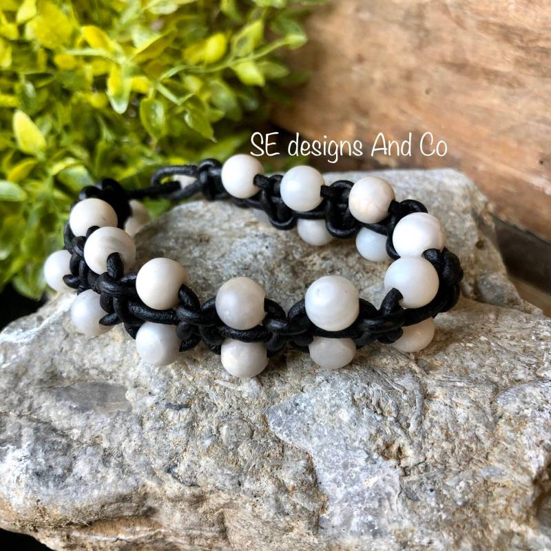 Grauer Stein Phoenix Achat Lederarmband Handgemachter Geflochtener Steinperlenschmuck von SEdesignsAndCo