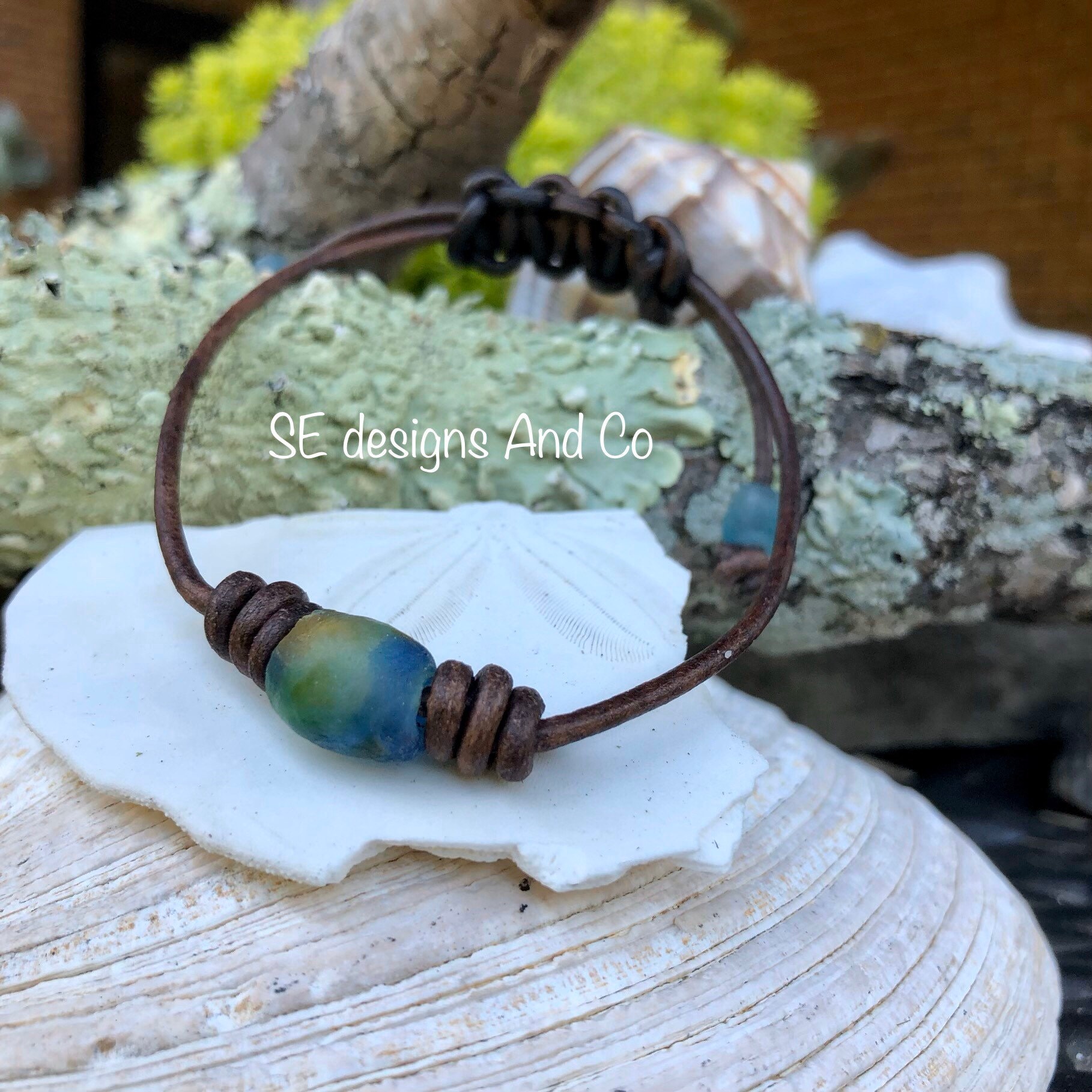 Seeglas Leder Armband Blau Grün Braun Perle Mit Verstellbarer Makramee Verschluss Schmuck von SEdesignsAndCo