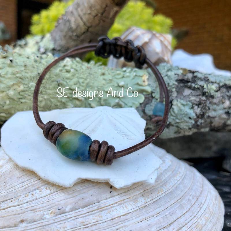 Seeglas Leder Armband Blau Grün Braun Perle Mit Verstellbarer Makramee Verschluss Schmuck von SEdesignsAndCo