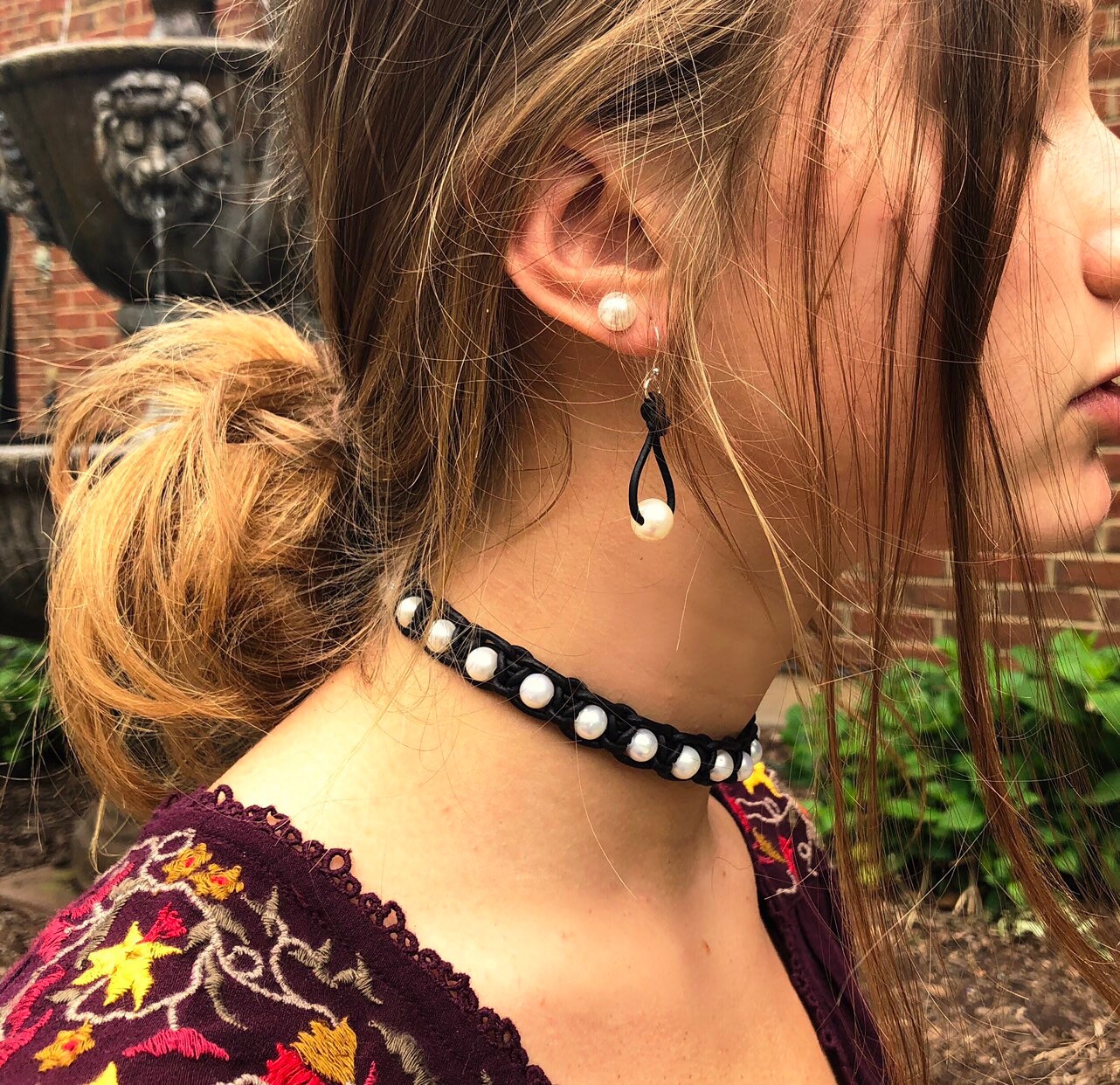 Leder Hängeohrringe Süßwasserperle, Sterling Silber Haken von SEdesignsAndCo