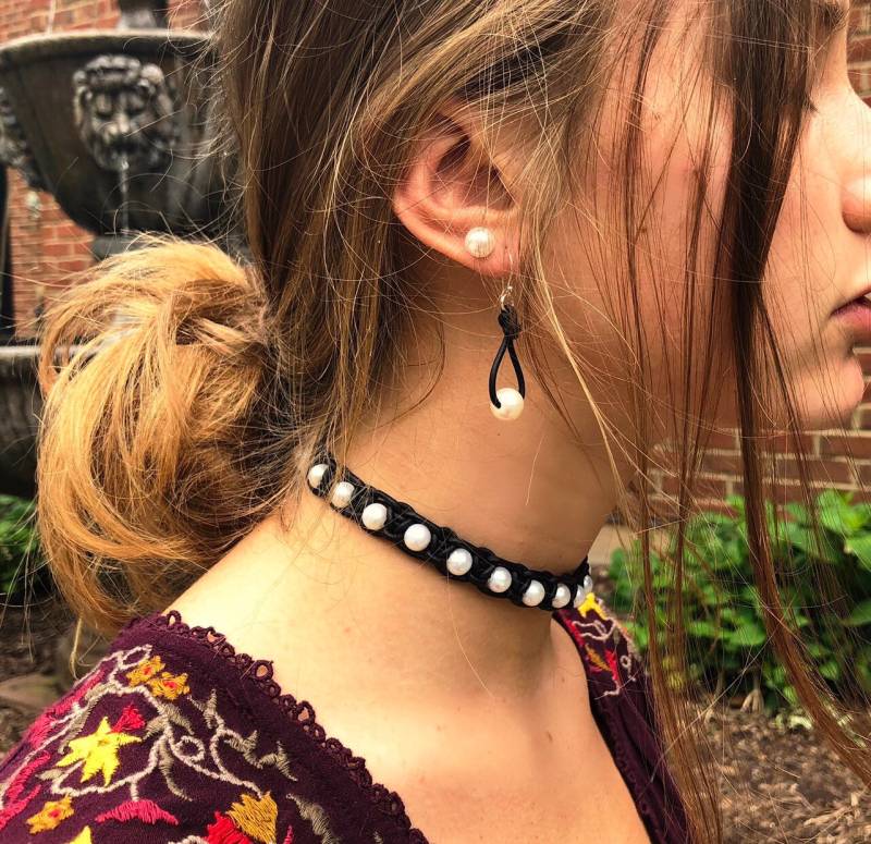 Leder Hängeohrringe Süßwasserperle, Sterling Silber Haken von SEdesignsAndCo