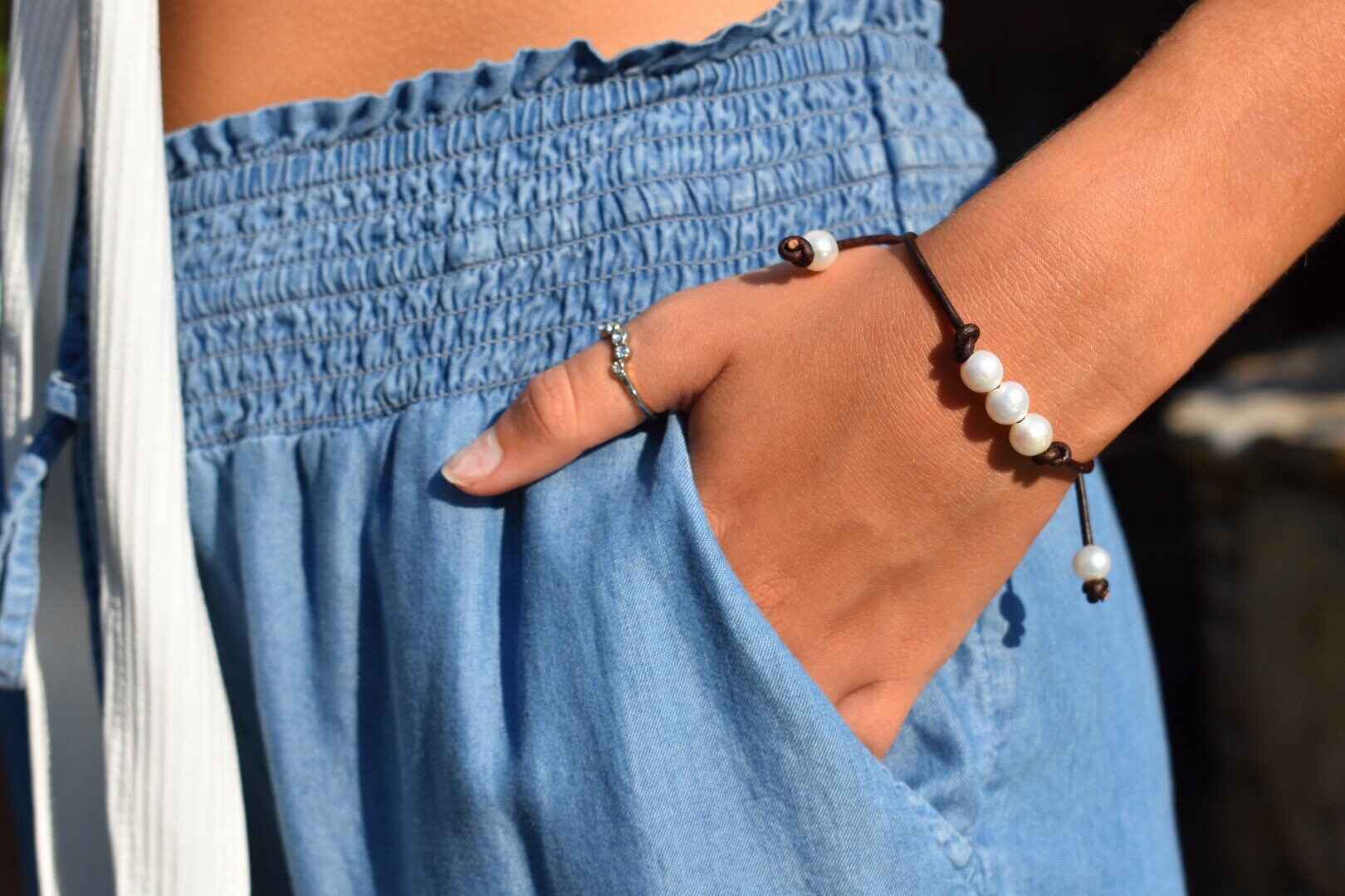 Süßwasserperlen-Lederarmband Verstellbarer Makramee-Verschluss von SEdesignsAndCo