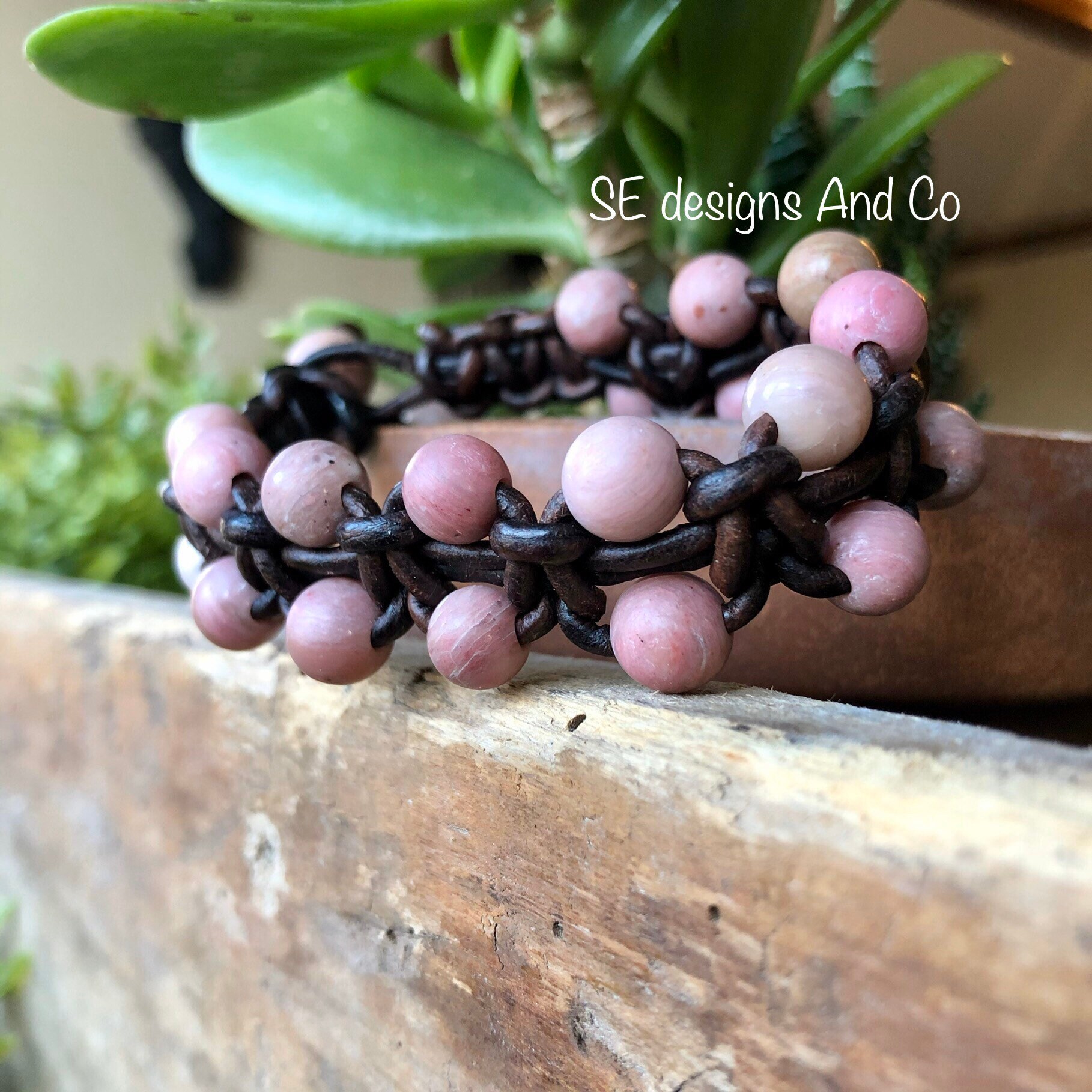 Rosa Rhodonit Lederarmband Altrosa Heilstein, Spezialanfertigung von SEdesignsAndCo