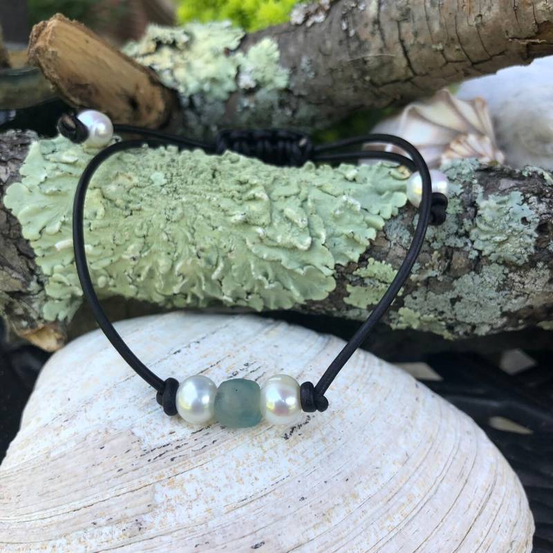 Blaues Seeglasperlen Armband Verstellbarer Makramee-Lederverschluss von SEdesignsAndCo