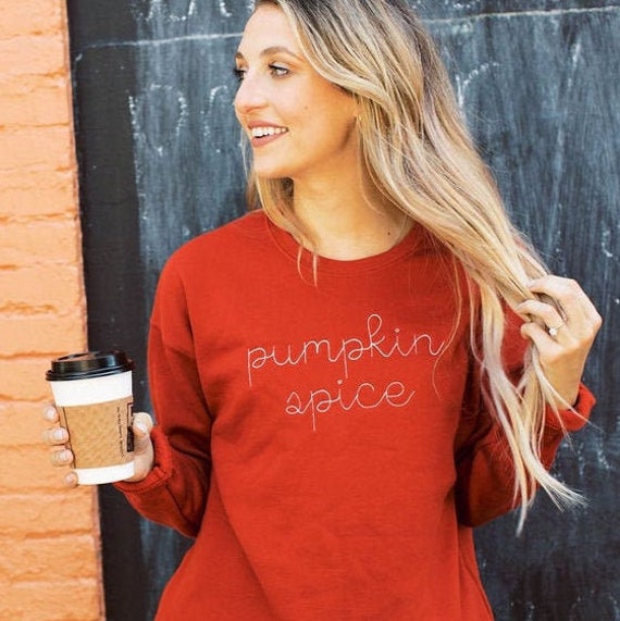 Pumpkin Spice Drop Schulter-Sweatshirt | Herbst Inspiriert Sweatshirt Rundhalspullover in Verschiedenen Farben Erhältlich von SEmbroideredBoutique