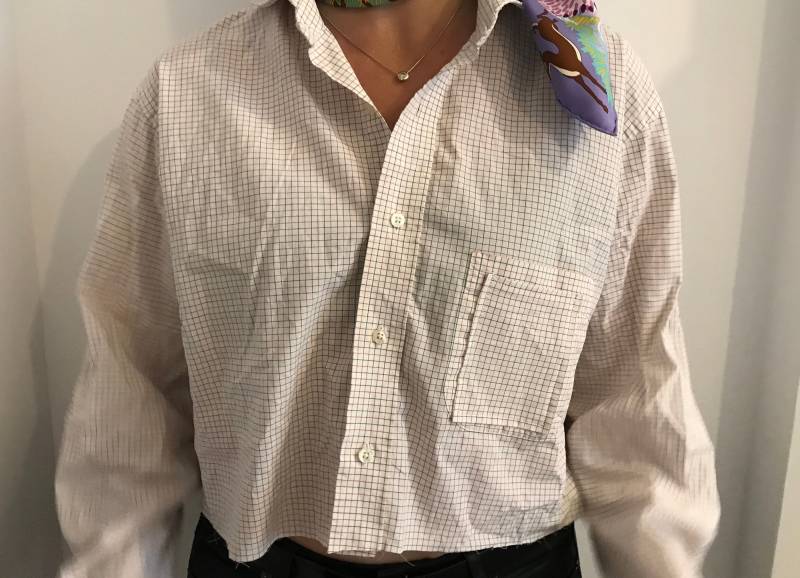 Abgeschnittene Button Down Umfunktioniert Kragen Shirt Mit Zwei Taschen von SGMerchandise