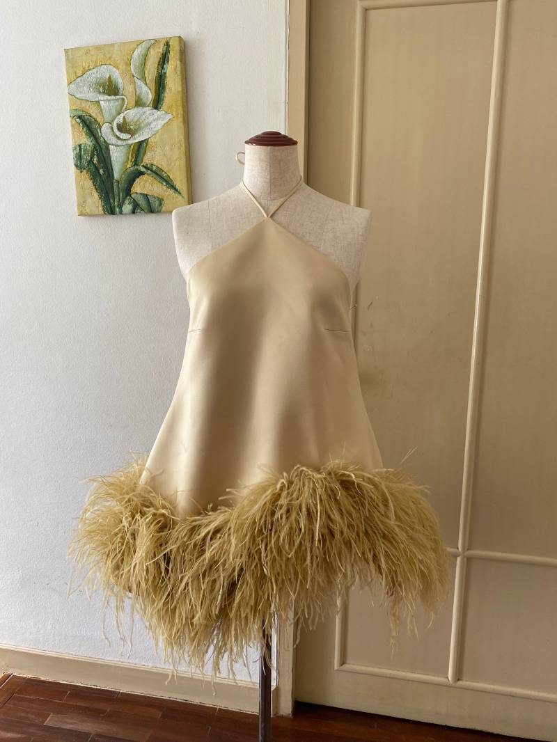 Benutzerdefinierte Goldfedern Neckholder-Minikleid, Plus Size Brautkleid, Ballkleid Hochzeitskleid, Hochzeitsgast Kleid, Alternatives Hochzeitskleid von SGinstar