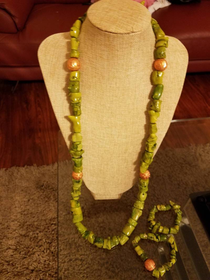 Grünes Unregelmäßig Geformtes Korallenperlen-Set Gemischt Mit Bronzefarbenem Zubehör von SHALOMCONCEPT