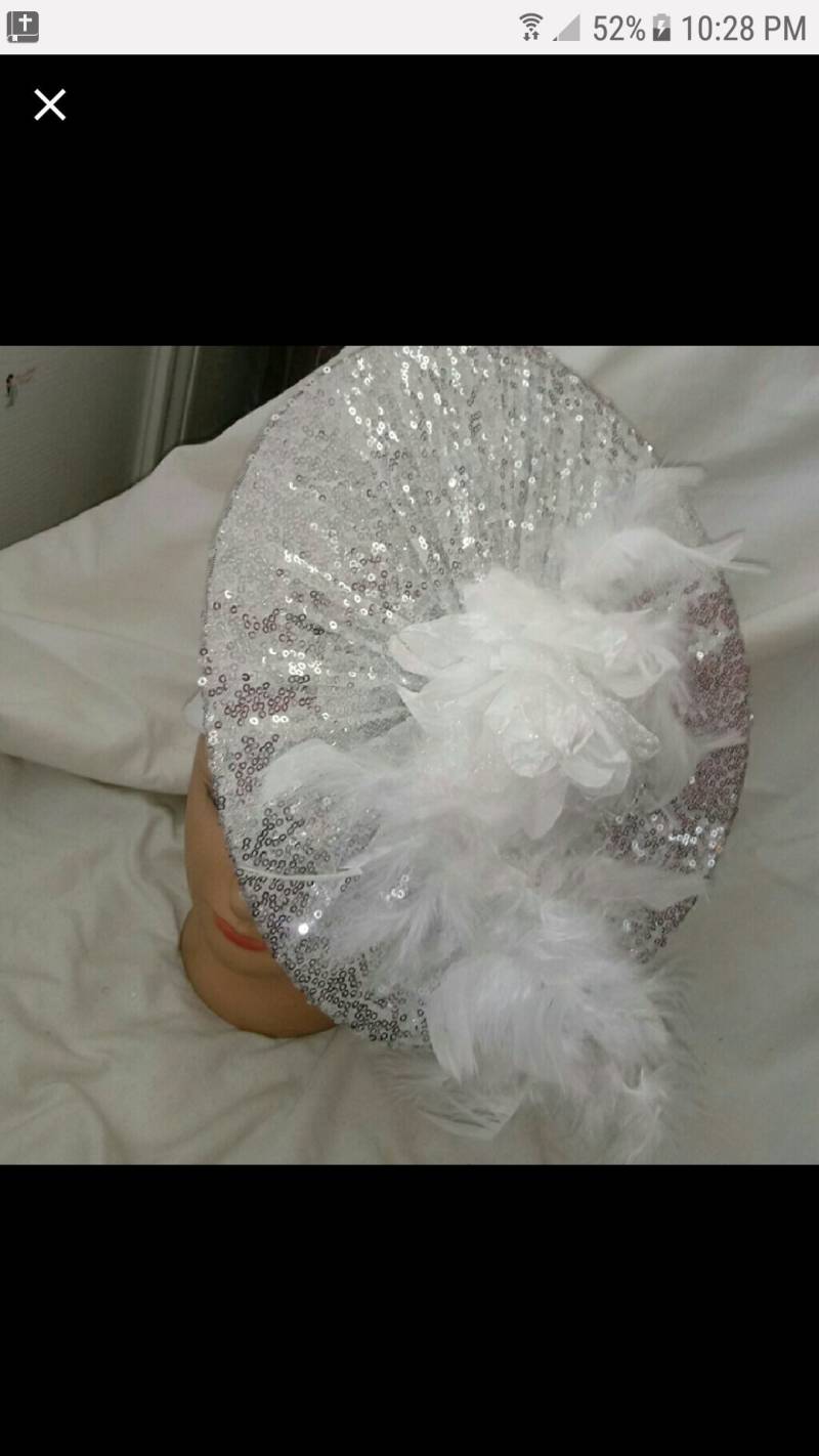 Pailletten-Turban Fascinator Mit Federn von SHALOMCONCEPT