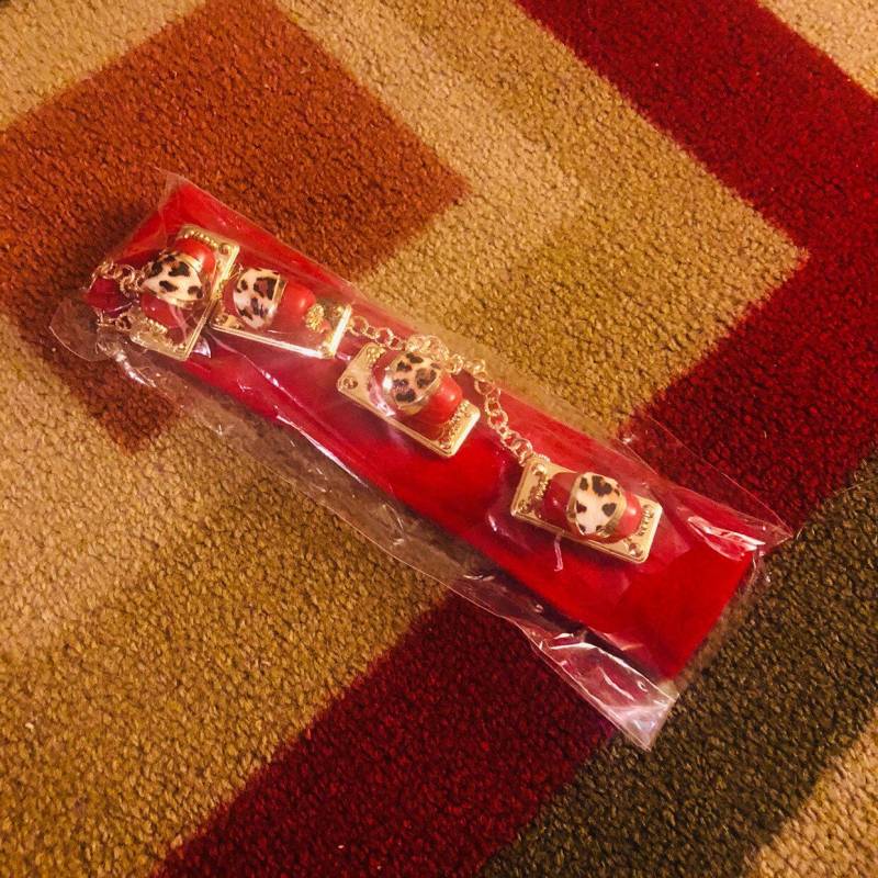 Rot Isi Agu Perlen Herren Top Pins Mit Kette von SHALOMCONCEPT