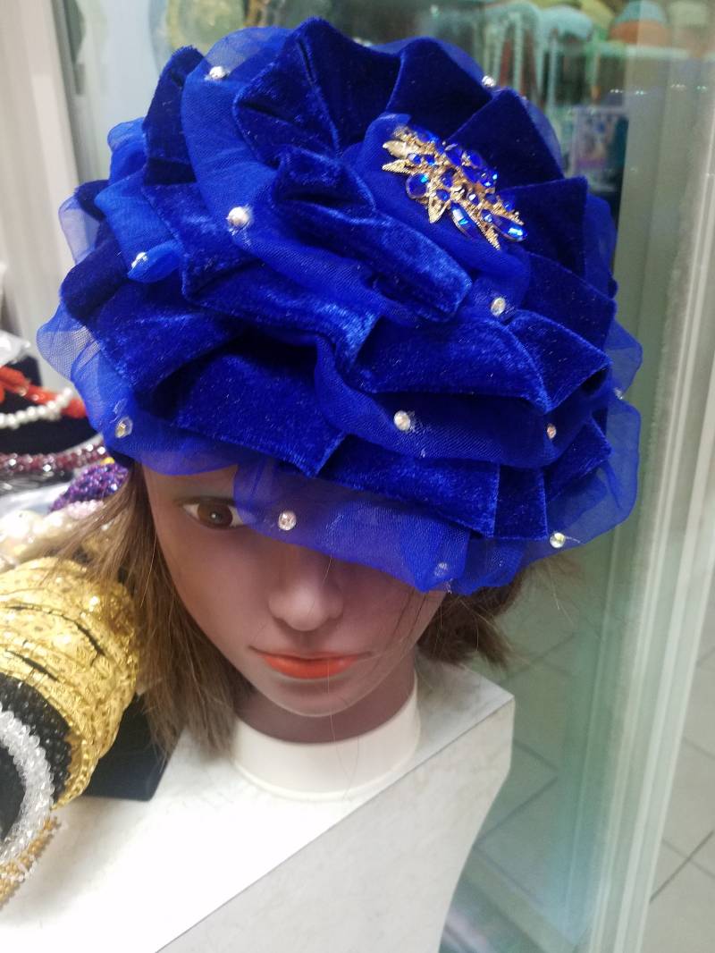 Samt Rose Turban Cap Mit Brosche, Ready To Wear von SHALOMCONCEPT