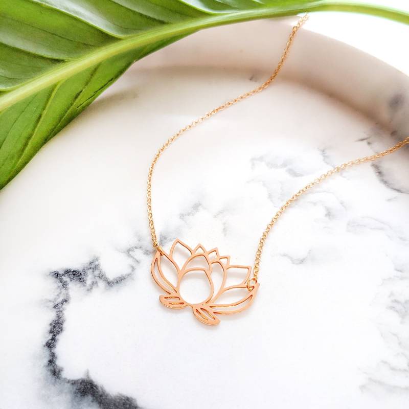 Lotus Blume Halskette, Gold Anhänger, Yoga Schmuck, Boho Layering Halsketten, Minimal Zierliche Initial von SHANYDESIGNSTUDIO