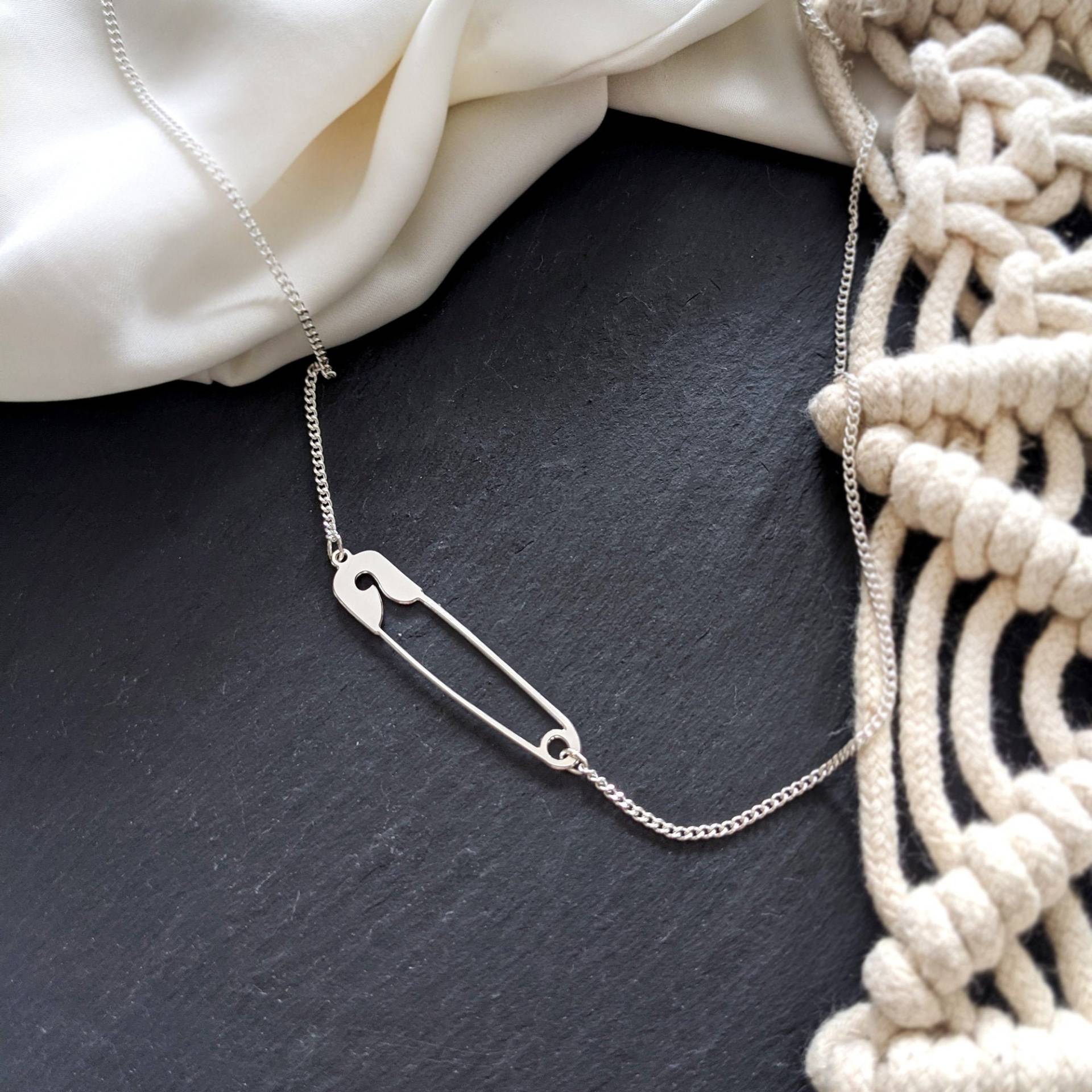 Silber Sicherheitsnadel Halskette Minimalist Charm Silber Sicherheitsnadel Halskette Minimalist Charm von SHANYDESIGNSTUDIO