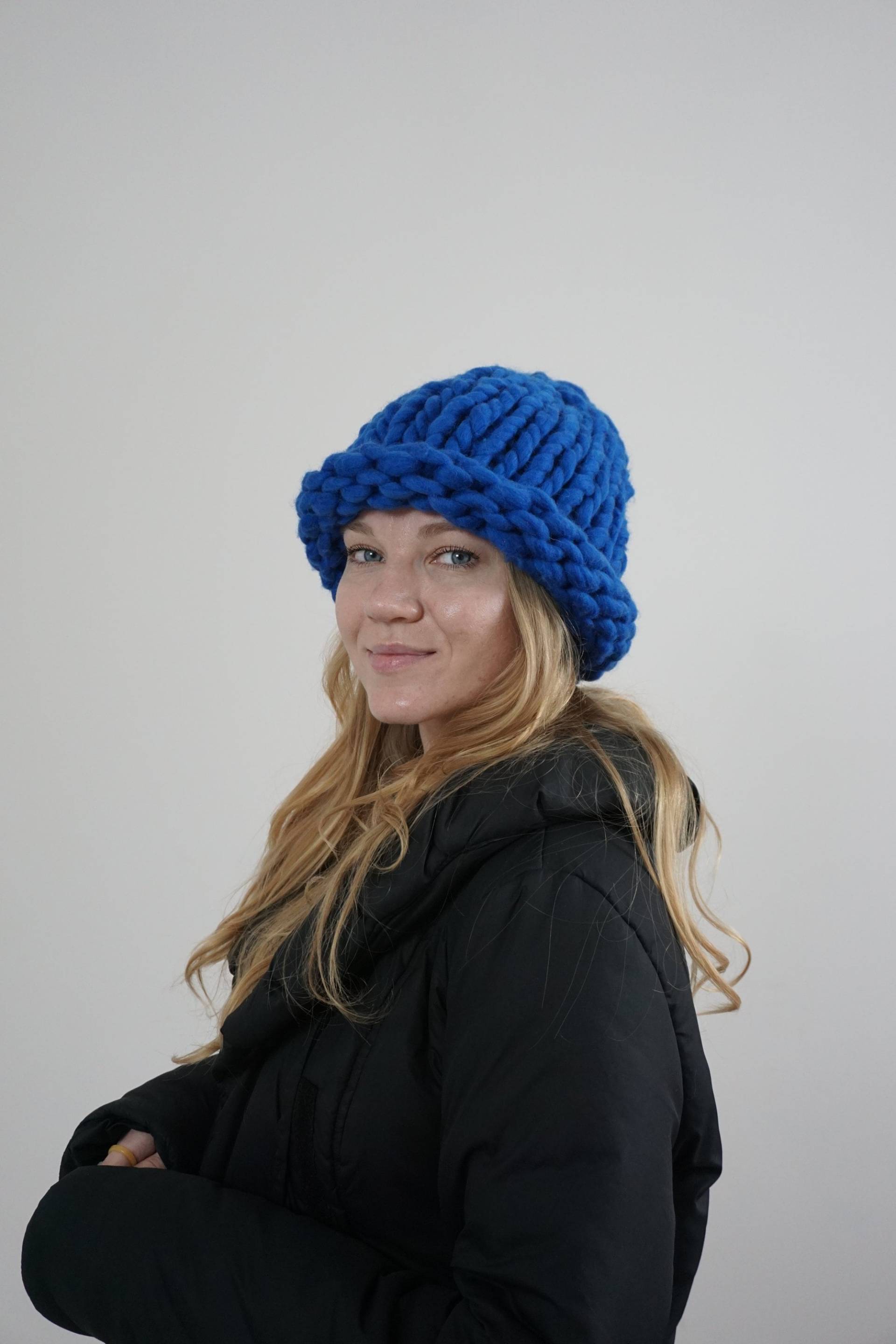 Damen Beanie Hand Gestrickt, Helsinki Style, Grobstrick Mütze, Große Großer Kopf, Hellrosa Elektro Blau Schwarz von SHAPAshapa